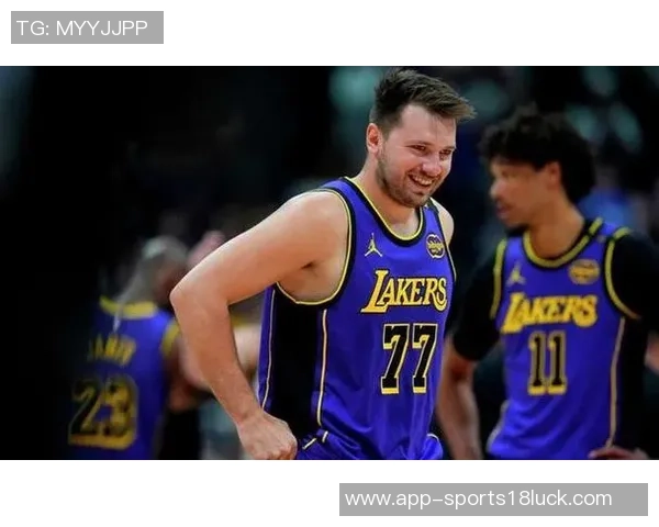 里夫斯分析詹姆斯如何利用东契奇被包夹后的4打3优势进行进攻